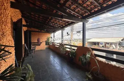 Espacoso sobrado com 3 suites, piscina e varanda – prox. av. inocencio serafico