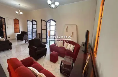 Espacoso sobrado com 3 suites, piscina e varanda – prox. av. inocencio serafico