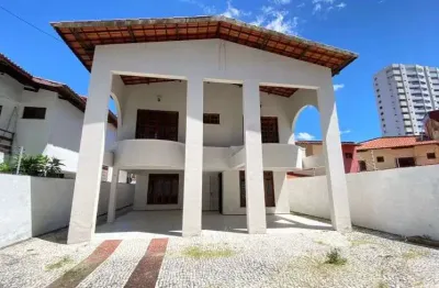 Casa duplex com 265m2 de área, 366m2 de terrenos, 4 suítes e 8 vagas de garagem!!