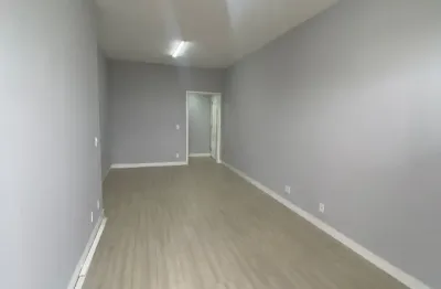 Lindíssimo apartamento com varanda, três quartos e duas vagas de garagem.