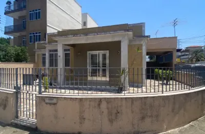 Casa linear com 4 quartos e 3 vagas de garagem em condomínio fechado