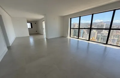 Apartamento de alto padrão – 4 suítes, vista para o mar, a apenas 200m da praia
