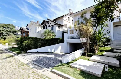 Casa alto padrão 4 suítes com piscina particular, espaço gourmet e lazer completo no condomínio