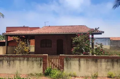 Casa com 04 dormitórios sendo 02 suítes a 150m da lagoa de praia seca