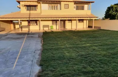 Linda casa duplex em excelente localização, em um bairro tranquilo, entre a lagoa e o mar!