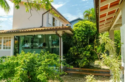 Casa maravilhosa 600 metros da praia com 2 suítes, amplo jardim e churrasqueira