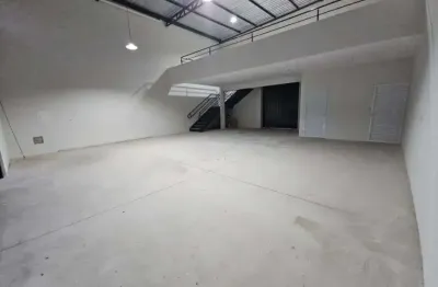 Salão comercial com 114 m² + mezanino | pé-direito de 7 m | ideal para oficinas ou galpões