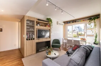 Apartamento reformado, 2 quartos, 70 m² privativos e uma vaga de garagem no bom fim!