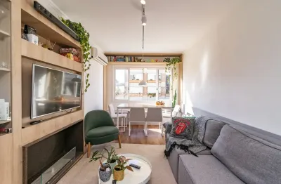 Apartamento reformado, 2 quartos, 70 m² privativos e uma vaga de garagem no bom fim!