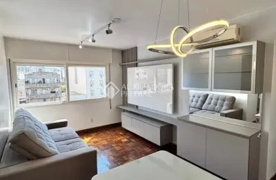 Apartamento reformado com 2 quartos, 1 suíte, mobiliado em frente ao shopping total no bairro floresta!