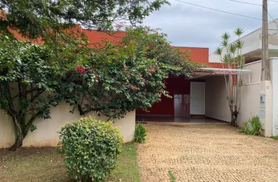 Casa térrea com três dormitórios sendo duas suítes no bosque de são carlos