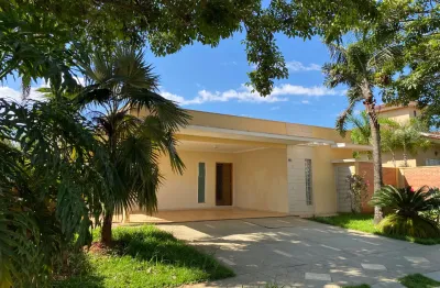 Casa térrea com escritório, brinquedoteca e amplo quintal no Damha I