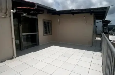 Casa com 02 quartos e garagem coberta no bairro cordeiros, itajai-sc