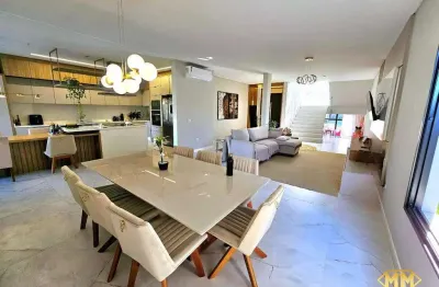 Casa em condomínio, com 4 suítes, sala de cinema, finamente mobiliada e decorada na praia dos ingleses