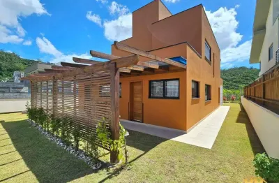 Casa com 3 dormitórios, sendo 1 suíte à venda no melhor condomínio da praia dos ingleses