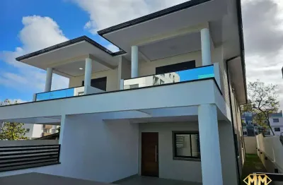 Excelente sobrado recém construído no centrinho de canasvieiras