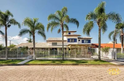 Casa com estilo contemporâneo rodeada pela natureza exuberante da praia da daniela á 400m do mar