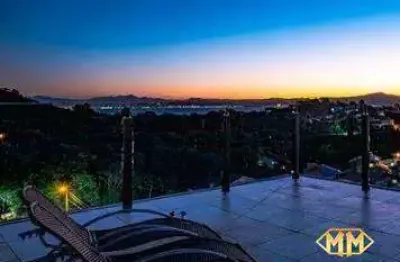 Casa em condomínio fechado localizada em santo antônio de lisboa