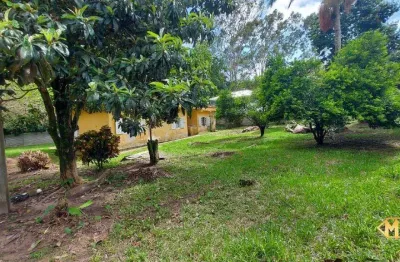 Terreno amplo com casa e edícula, em local tranquilo e próximo às montanhas