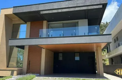 Casa de alto padrão em condomínio na praia dos ingleses, disponível para locação anual