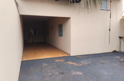 Casa com 2 quartoa, comodos todos grandes, bastante quintal.