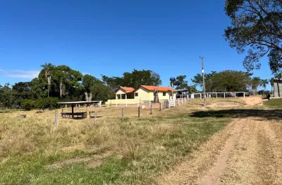 Fazenda de 18 alqueires plana com 7 represas e to formada , com córrego na propriedade , curral e casa .