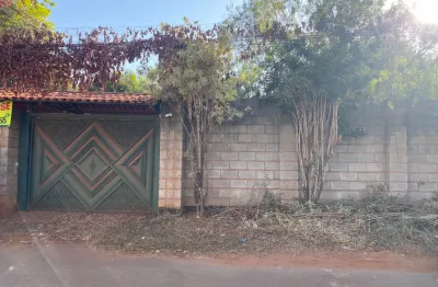 Chácara próx a ufg com piscina,rua de asfalto e ponto de ônibus em frebte