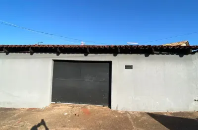 Casa sozinha no lote no setor balneário meia ponte  avenida movimentada