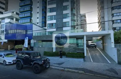 Vendo com exclusividade excelente apto na av boa viagem - no luxuoso edf rhodes com 211m² de área privativa - 2 vagas de garagem.