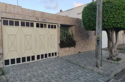 Casa no graciliano, 3 quartos sendo 2 suítes, piscina e próximo ao shopping pátio