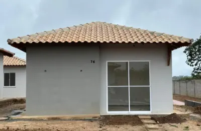 Casa de 2/4 com 2 corredores laterais de esquina em condominio clube completo