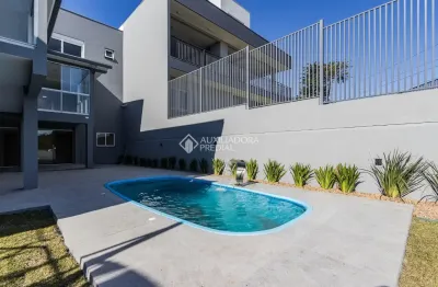 Casa dos sonhos no condomínio verdes campos!  3 pavimentos;  3 dormitórios (1 suíte + 2 com suíte americana); banheiros sociais em 2 andares;  living amplo com pé-direito duplo;cozinha integrada + por