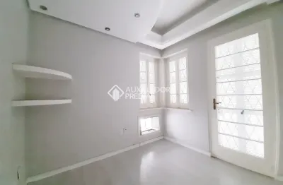 Sobrado amplo com 300m² – excelente estrutura e pronto para uso!  descubra este sobrado espaçoso de 300m², localizado no centro do terreno, com ótima iluminação natural e estrutura reforçada. ideal pa