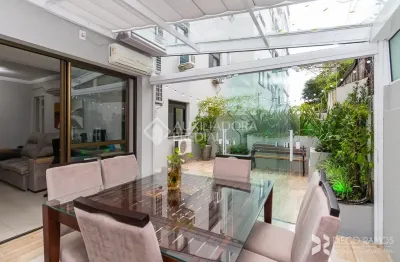 Apartamento garden à venda no bairro santana – porto alegre/rs  excelente garden com 3 dormitórios (1 suíte), living para 3 ambientes com cobertura de vidro, pátio privativo de 30m² com paisagismo e g