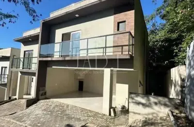 Casa com 3 quartos para alugar na Rua das Hortências, São Marcos, Joinville