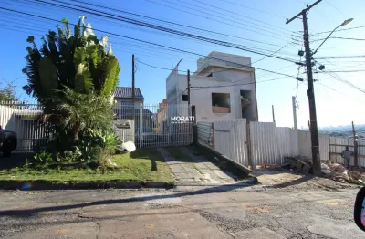 Sobrado triplex 03 quartos, sendo 01 suíte no uberaba