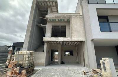 Sobrado 03 quartos, sendo 01 suíte 02 demi-suítes, com amplo terraço em condomínio fechado no costeira