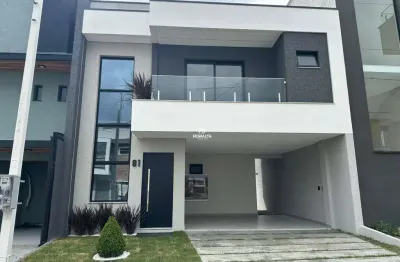 Sobrado em condomínio fechado com 03 quartos, sendo 01 suíte no costeira