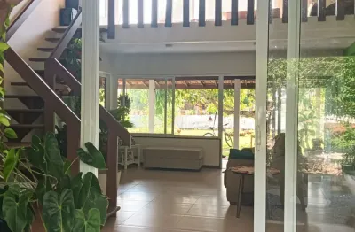 Casa de alto padrão em condomínio fechado – 4 suítes, área gourmet e energia solar – jauá