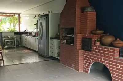 Casa de alto padrão em condomínio fechado – 4 suítes, área gourmet e energia solar – jauá