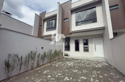 Sobrado geminado com 01 suíte + 02 quartos com pergolado na barra do rio cerro