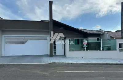 Casa semimobiliada c/ 01 suíte + 03 quartos no bairro estrada nova