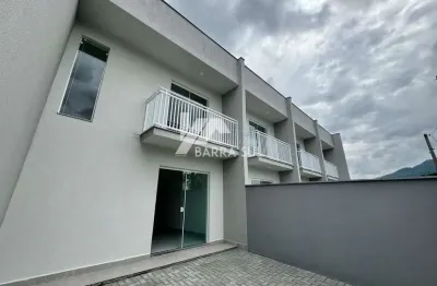 Sobrado geminado com 01 suíte + 02 quartos no bairro tres rios do sul