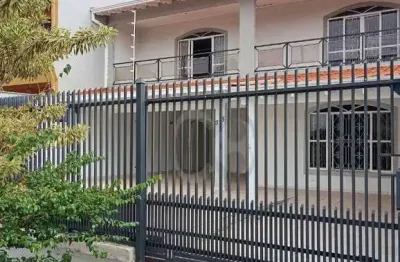 Casa Espaçosa com 5 Suítes e 332m² na Região Leste de Londrina