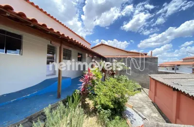 Casa com 2 quartos para alugar na Rua Leontino Moreira, Santa Helena, Contagem