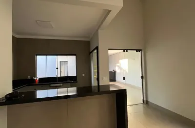 Linda casa no bosque dos buritis, com 3 quartos, suíte, armários embutidos.