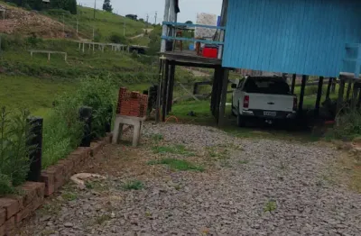 Ótima casa madeira 68m2, varanda com churrasq. ao redor da casa, amplo patio com estacionamento para vários carros, água de poço!!!