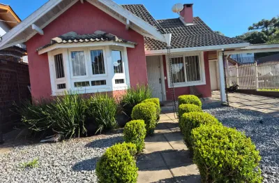 Excelente Casa c/ 142m2, 3 dormitórios à venda em Canela – Vila Boeira Segurança, boa distribuição de espaços e churrasqueira