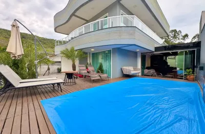 Aluguel temporada casa de luxo em itapema, bem localizada 5 minutos de carro da praia