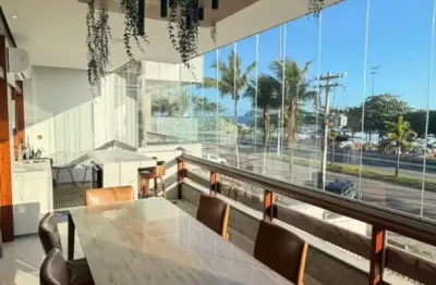 More a poucos passos da praia e tenha o mar como extensão do seu lazer.